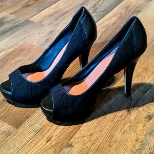 Vince Camuto open toe high hill 6.5b black